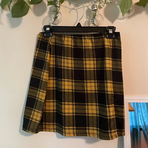 Yellow plaid skirt🌻 - Picture 4 of 5